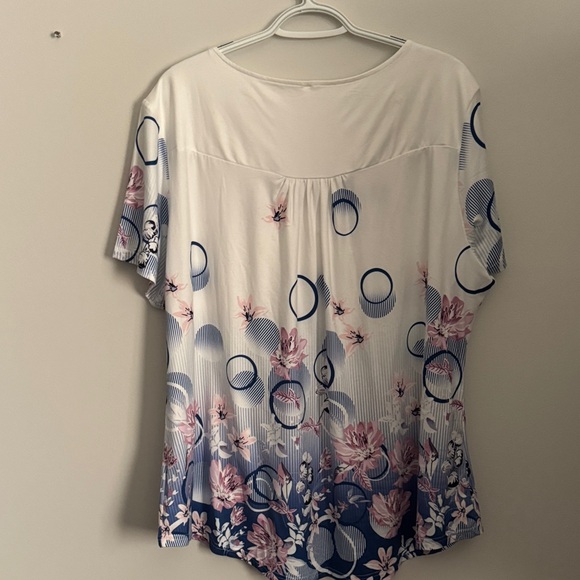 Women’s White Floral Scoop Neck Top with Buttons - Picture 3 of 6